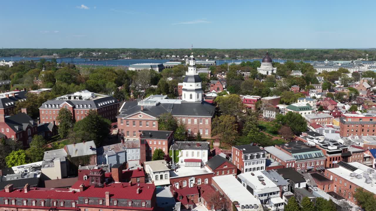 Centro storico di Annapolis, Maryland, USA, con la Maryland State House, edifici in mattoni rossi, architettura coloniale, skyline soleggiato e paesaggio urbano sul lungomare in primavera. Ampia ripresa aerea. Scena pacifica.