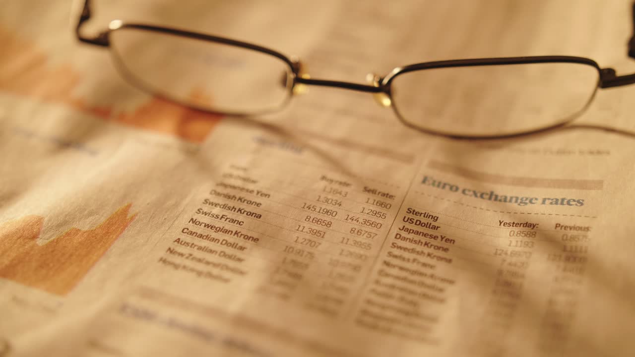 gafas en los periódicos que cotizan en la bolsa de valores