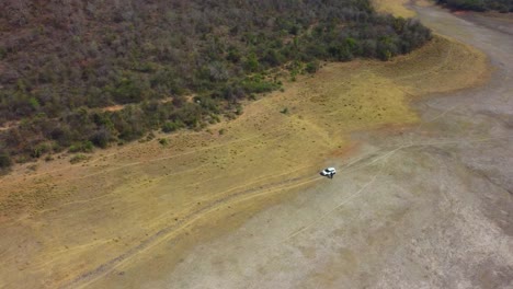 Toma-Aérea-De-Un-Dron-De-Un-Embalse-De-Lago-Seco-A-Lo-Largo-Del-Bosque-En-La-Presa-De-Harsi-En-Gwalior,-India