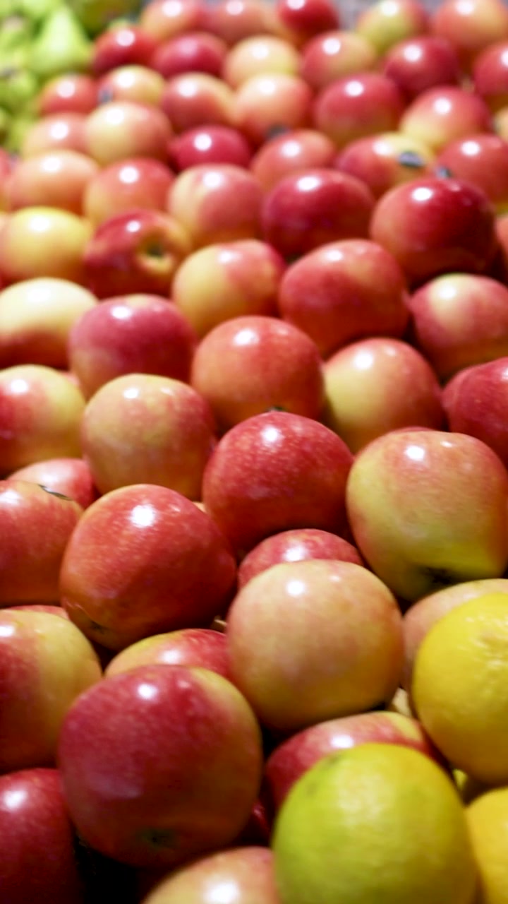 Felverlichte supermarkt met een kleurrijk assortiment vers fruit, waaronder appels, sinaasappels en peren, aan de Gold Coast, Australië