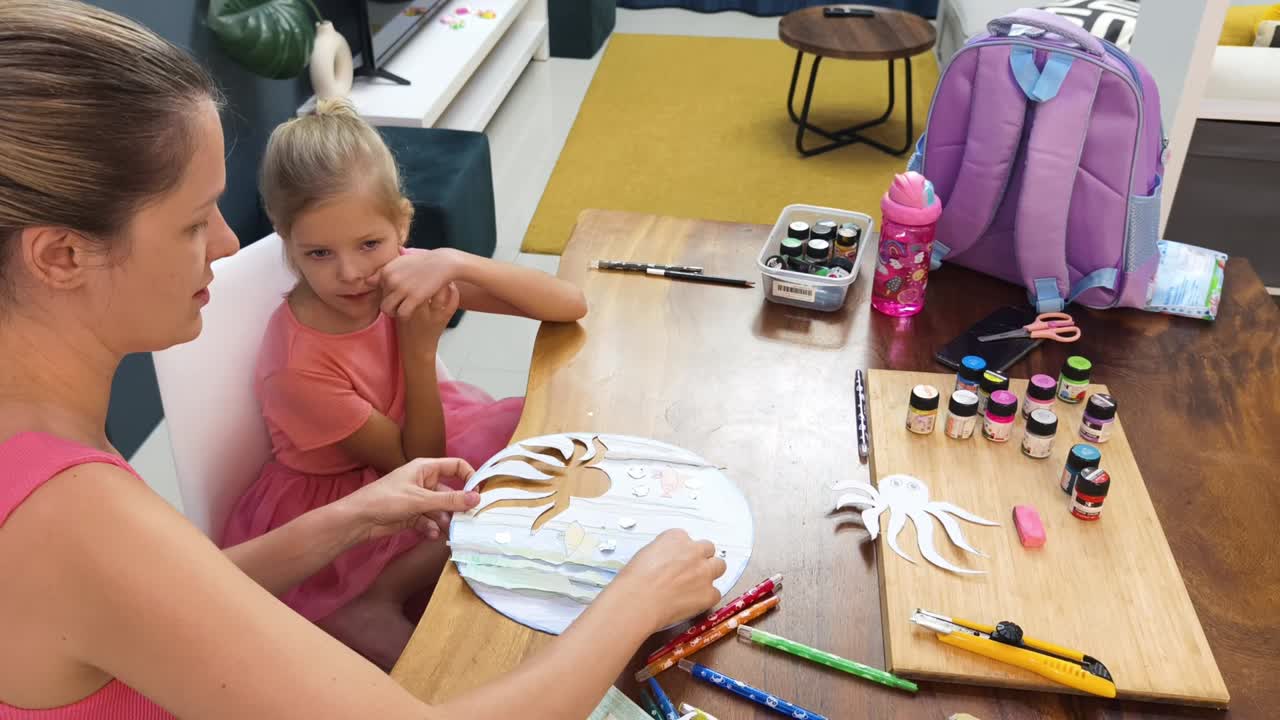 madre e hija creando un proyecto de artesanía con temática oceánica