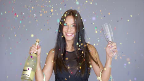 una mujer vivace festejando el año nuevo.