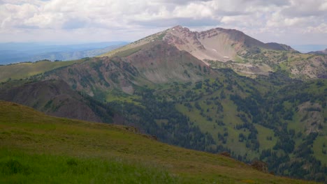 Hermosa-Vista-Montañosa-O-Vista-Desde-La-Cima-Del-Pico-Sawtell-En-Island-Park-Idaho