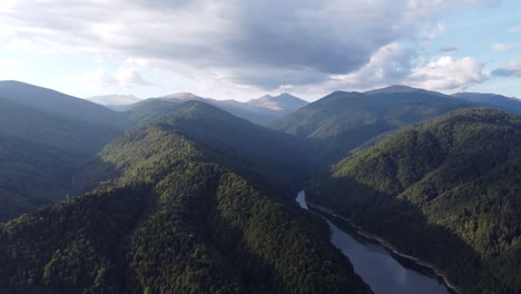 Toma-Aérea-Cinematográfica-De-La-Cordillera-De-Los-Cárpatos-Del-Sur-En-Rumania