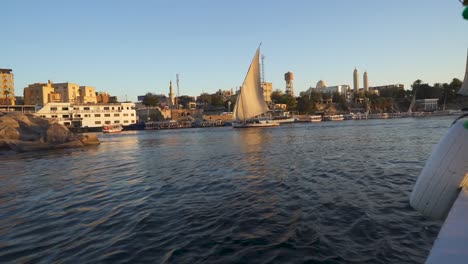 Barcos-Navegando-Por-El-Río-Nilo-En-Asuán,-Egipto-Al-Atardecer.