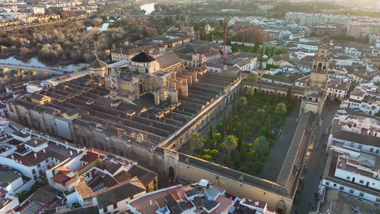Vista aérea dos Jardins do Alcácer de Córdova, Espanha. Sobrevoando a Mesquita-Catedral em Córdova, Espanha.