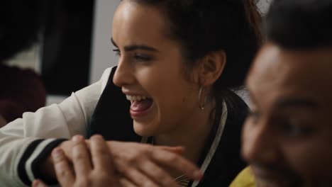 chica engañando mientras juega en la consola con un amigo