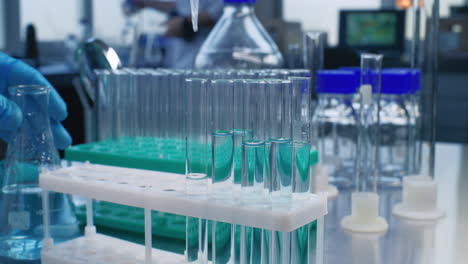experimento de laboratorio con tubos de ensayo y líquidos