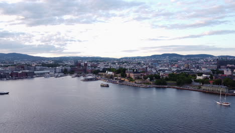 Paisaje-Urbano-Aéreo-De-Oslo-Y-Barcos-En-El-Fiordo---Hora-Dorada