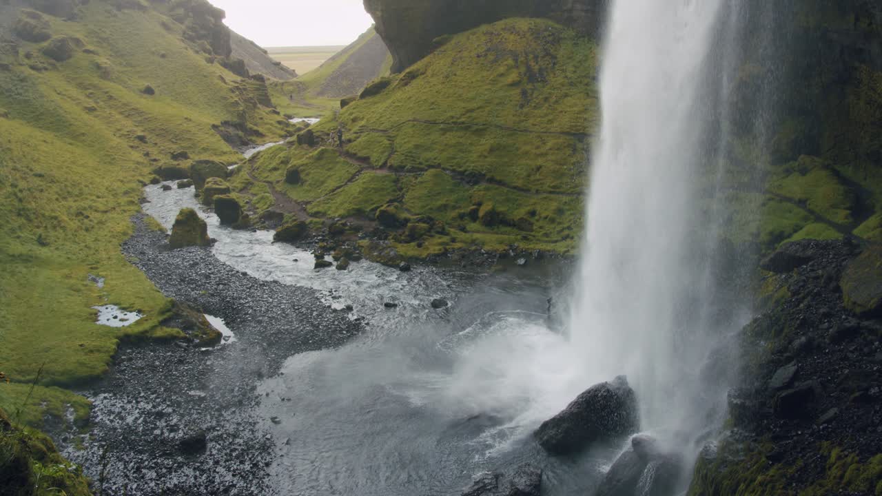 hermosa cascada oculta de kvernufoss en la región sur de islandia.