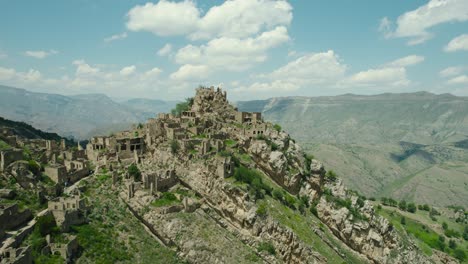 antiguo pueblo abandonado en la cima de la montaña