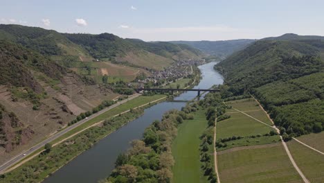 Bogenaufnahme-Der-Bremmer-Moselschleife-Mit-Brücke-über-Die-Mosel