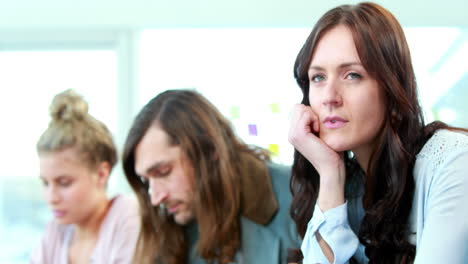 soñando despierto mujer de negocios casual entre colegas