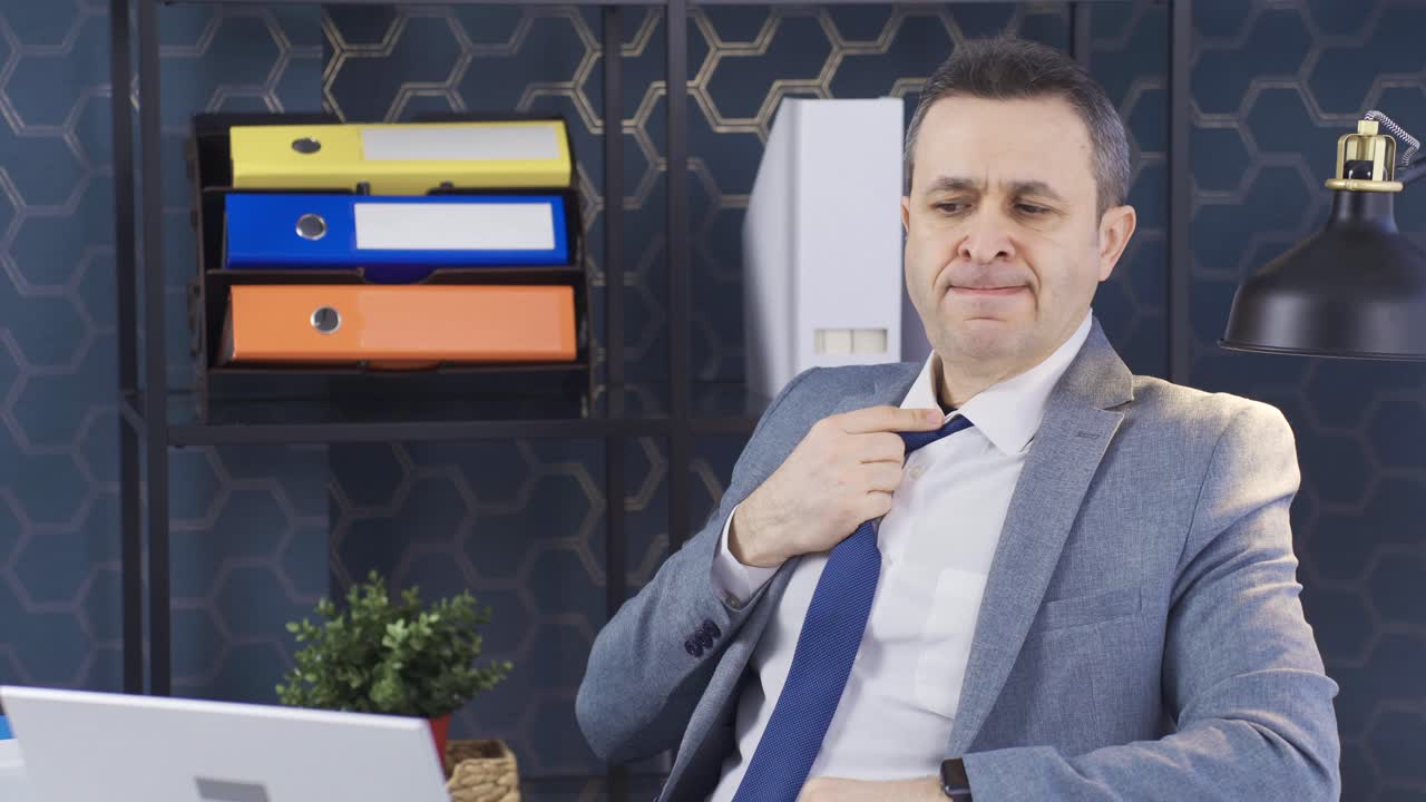 un hombre de negocios estresado y abrumado que sufre de estilo de vida.