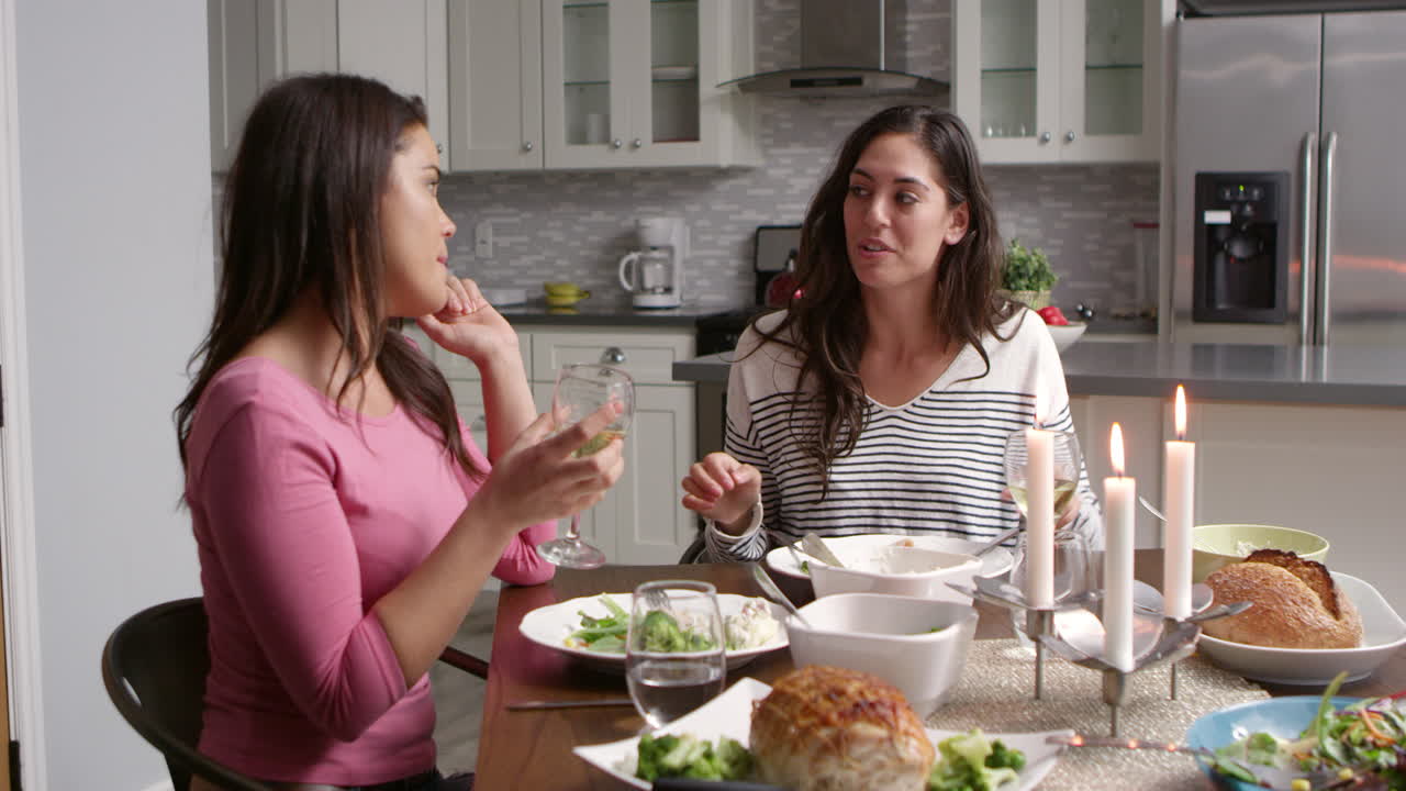 pareja de lesbianas teniendo una cena romántica en su cocina, filmado en r3d