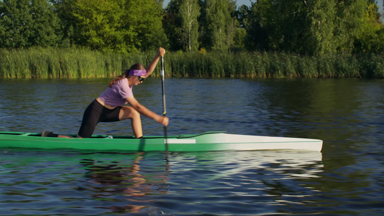Donna in canoa su un lago