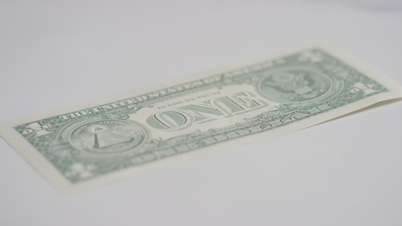 대리석 배경에 1달러 지폐를 잡는 손의 가까운 통화  ⁇