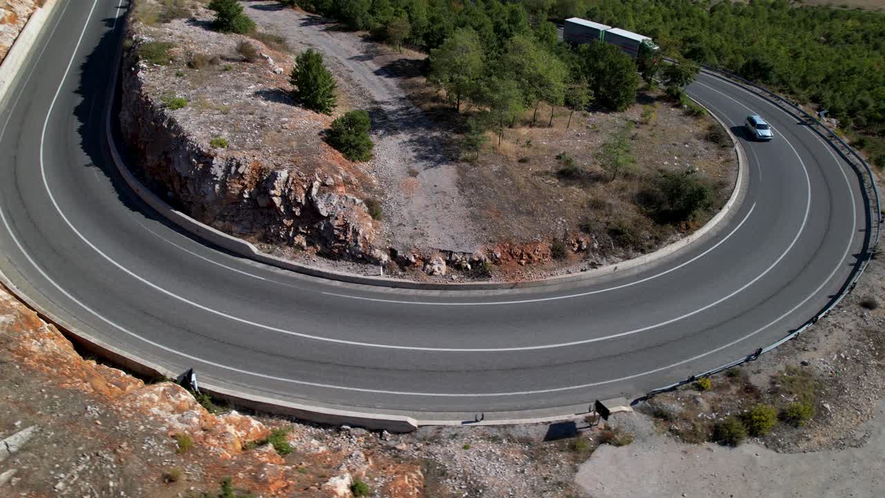 автомобили едут по извилистой горной дороге, красивый снимок извилистой автомагистрали