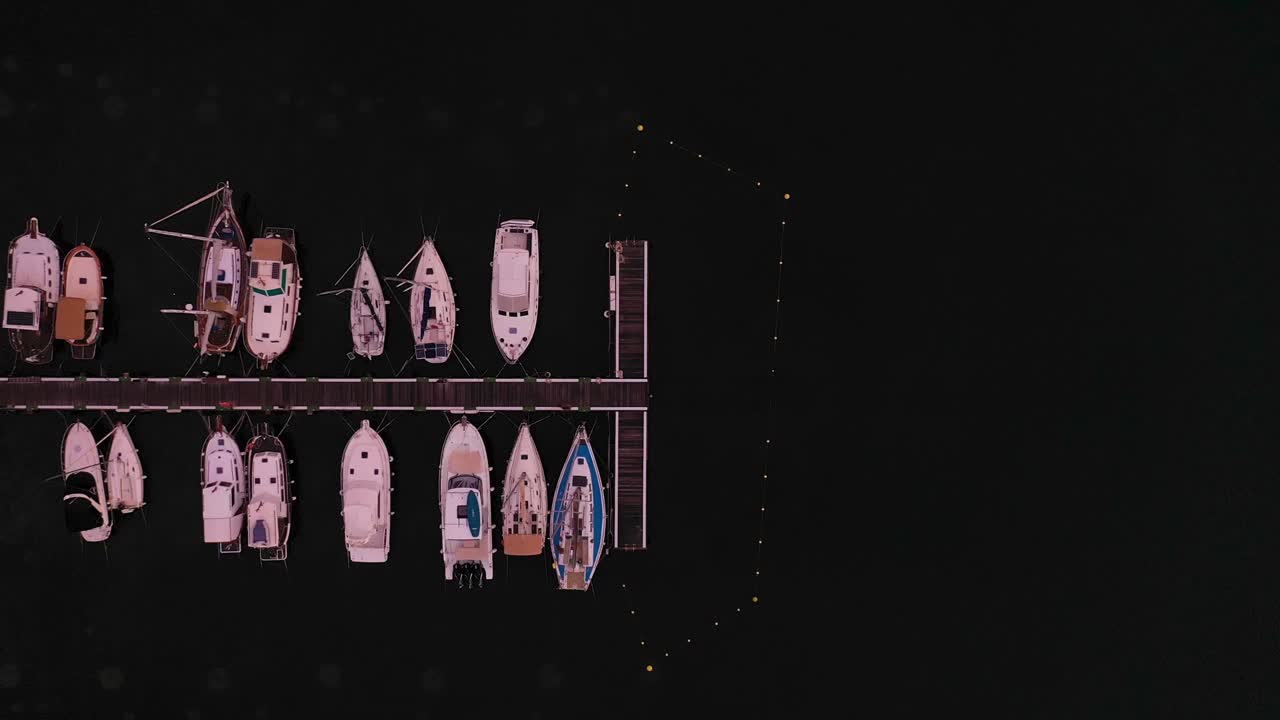 스페인 메노르카의 부두에 있는 많은 보트의 공중 전망, 스페인 풀백 와이드 샷