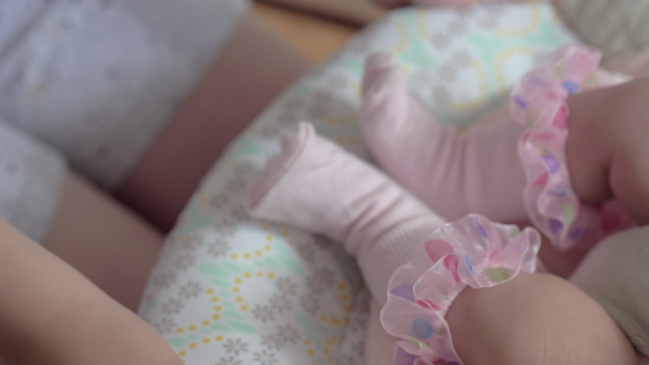 niño jugando con la hermana bebé y balanceándola en la silla