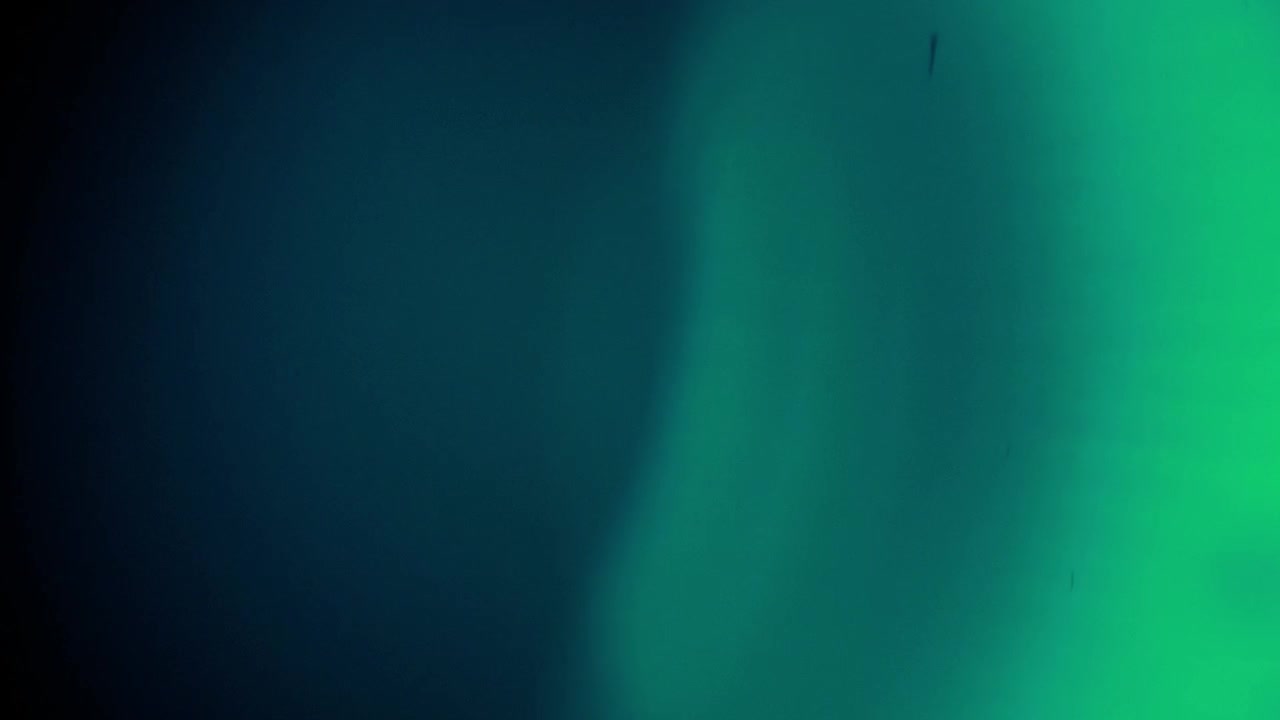 Transizione eterea con bagliore di luce verde e blu