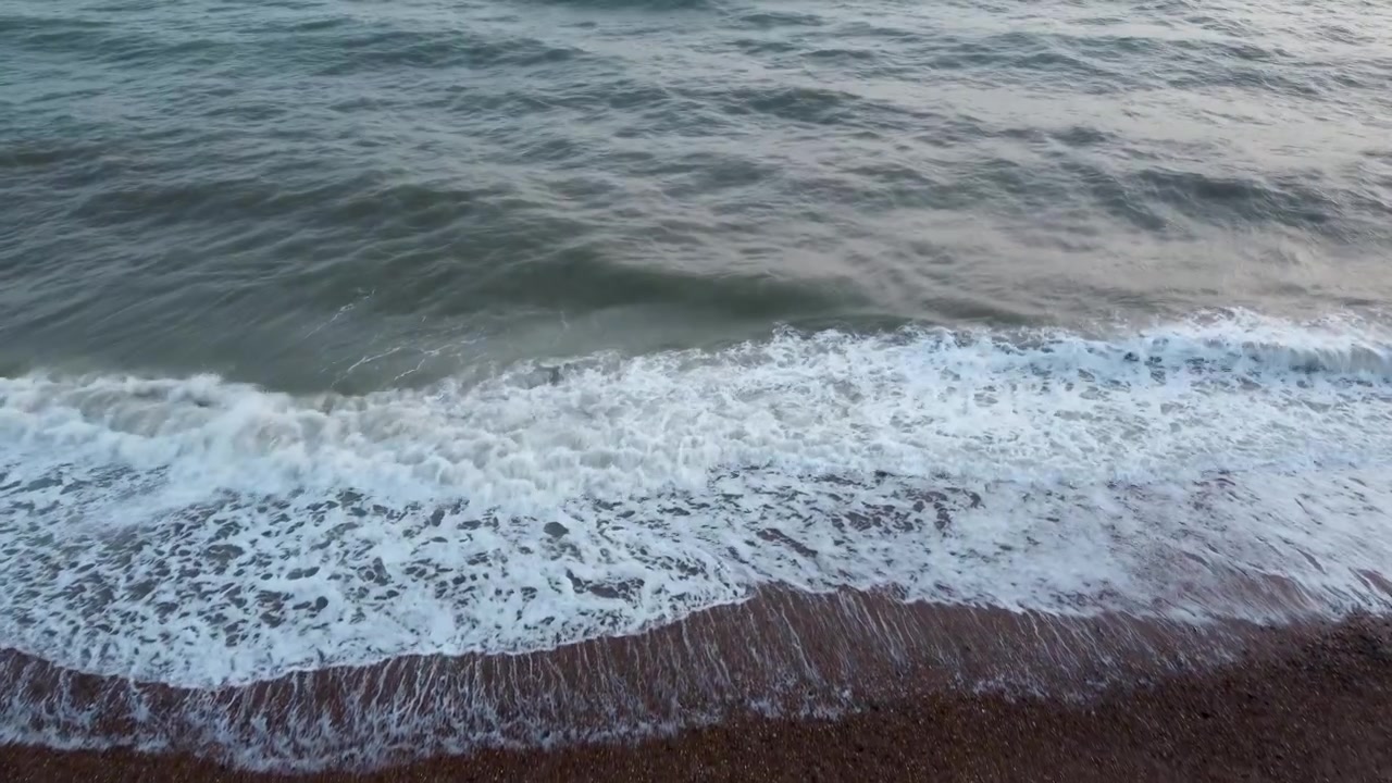 Ripresa con drone in volo verso l'oceano che mostra le onde che si infrangono sulla spiaggia