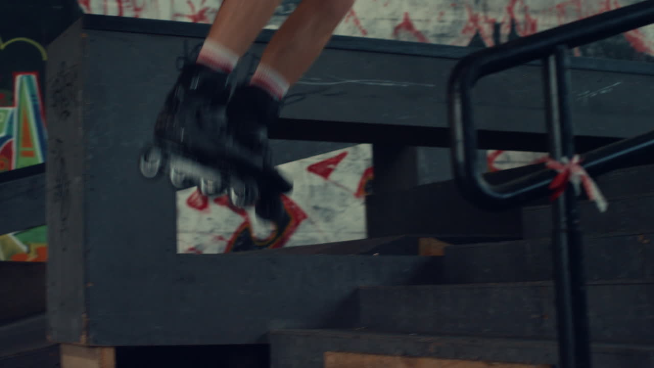 patinador de rodillos del milenio saltando alto por encima de las escaleras en el parque de patinaje de la ciudad.