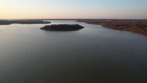 Imágenes-Aéreas-De-Una-Isla-Cerca-De-La-Sucursal-De-Poindexter-En-El-Lago-Lewisville-En-Texas