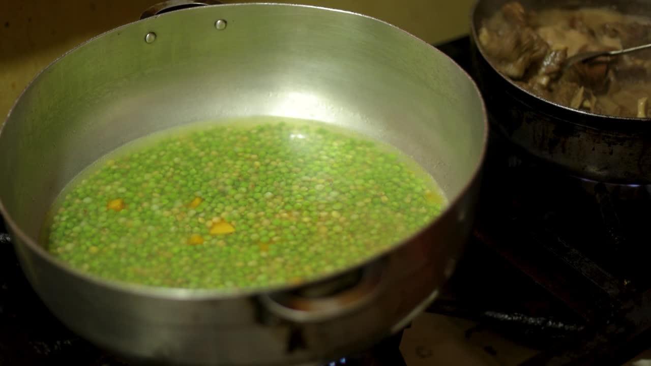 vigas verdes hirviendo en una cocina caribeña en la república dominicana