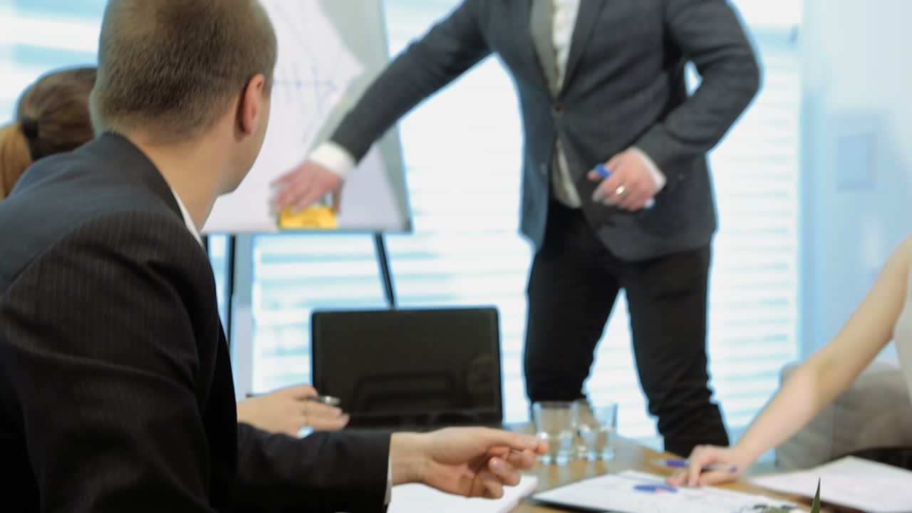 uomini d'affari che lavorano in sala conferenze