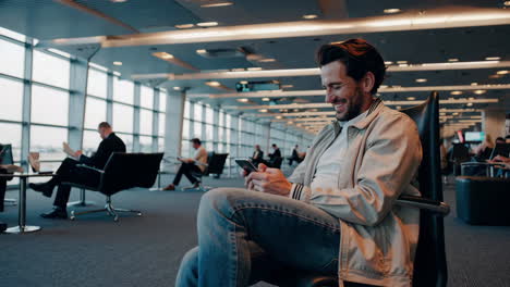 hombre usando teléfono inteligente en el aeropuerto