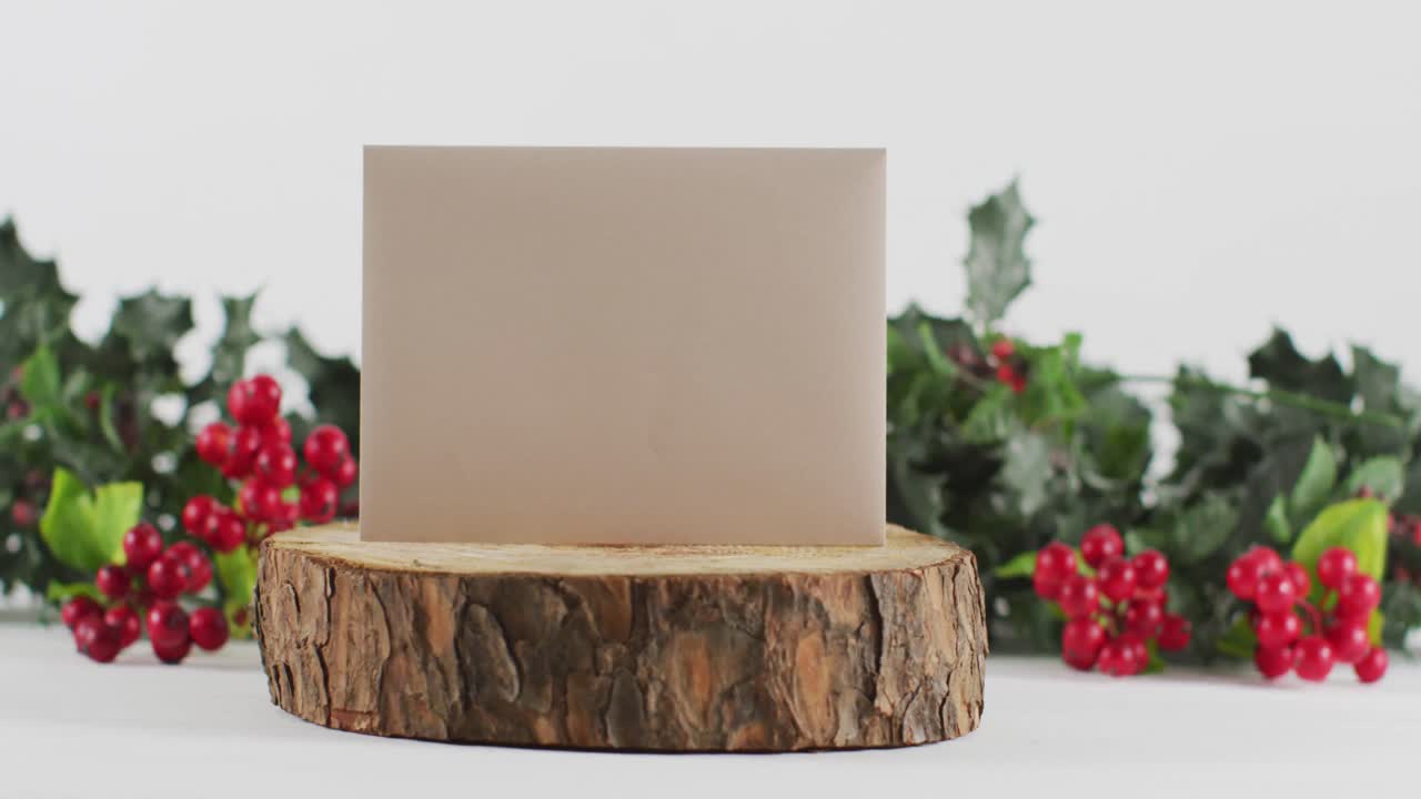 베리와 잎 크리스마스 장식의 비디오  ⁇  배경과 함께 로그에 빈  ⁇  카드