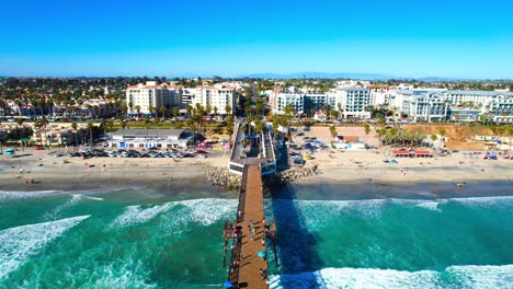 Drone-De-Playa,-Muelle-Y-Hoteles-Junto-Al-Mar