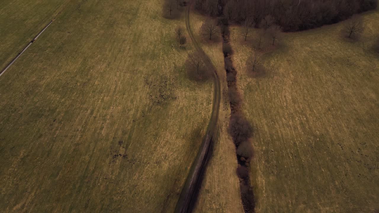 vista aérea del paisaje de invierno con bosque, campos y arroyo