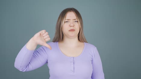 mujer joven mirando a la cámara con una expresión negativa.