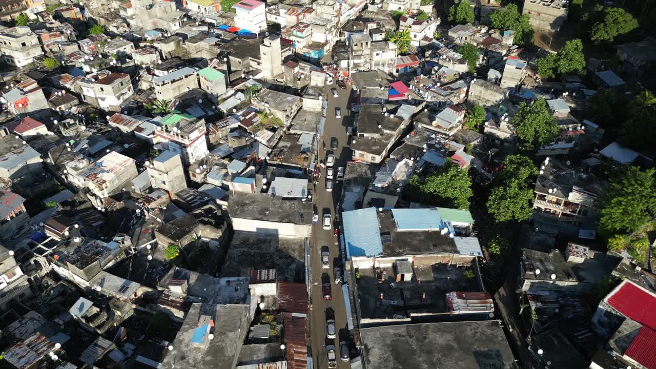 드론은 인도양의 코모로스 섬에 있는 과밀한 안주안 마을을 드러냈습니다.