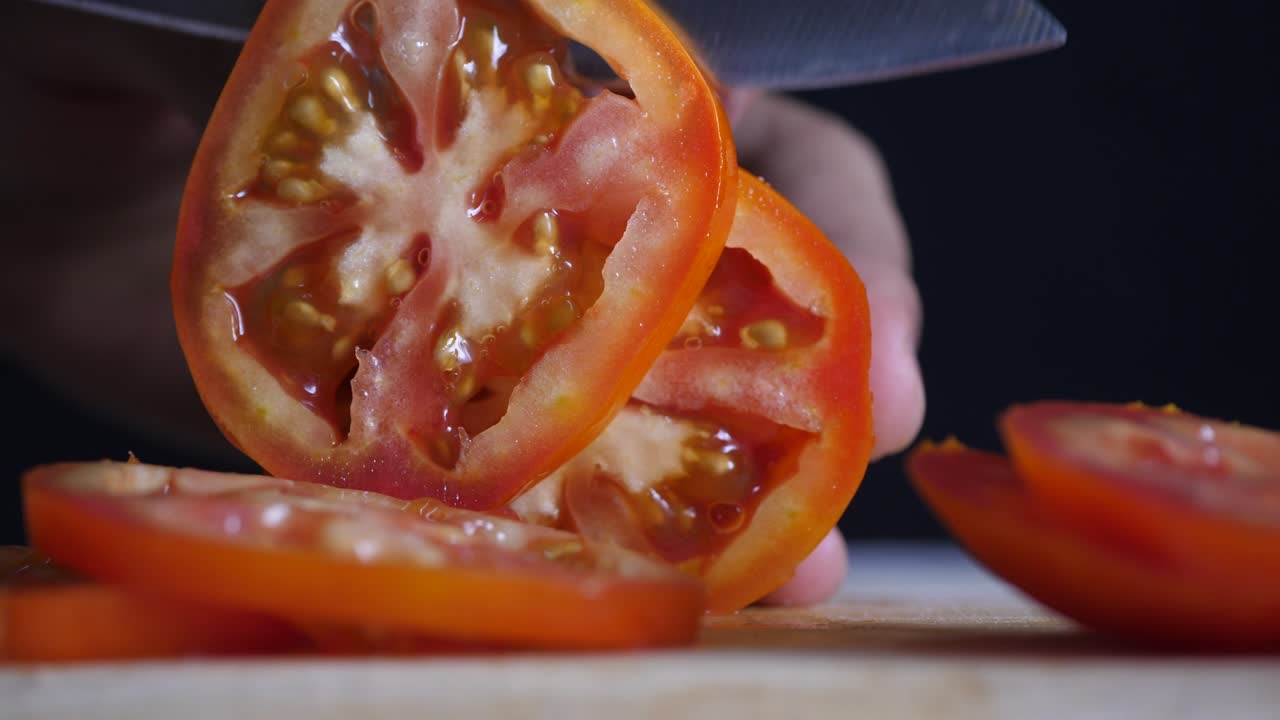 요리사 는 익은 토마토 를 조리 하기 위해 잘라