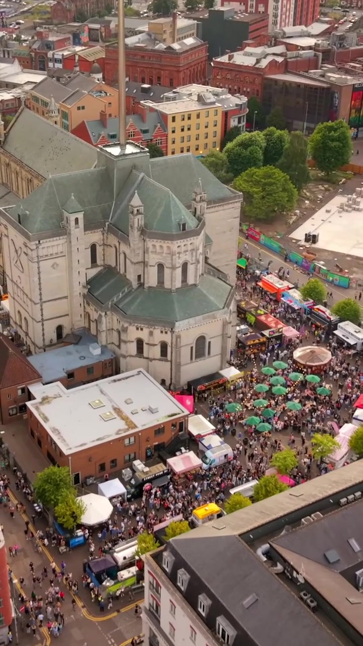 Video aereo a 50FPS con rapporto sociale inverso di Comhaltas Fleadh Cheoil na hÉireann, Fleadh Belfast 2026. Prodotto con colore Rec709