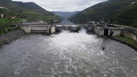 Luftaufnahme-Des-Staudamms-Da-Régua,-Fluss-Douro,-Portugal