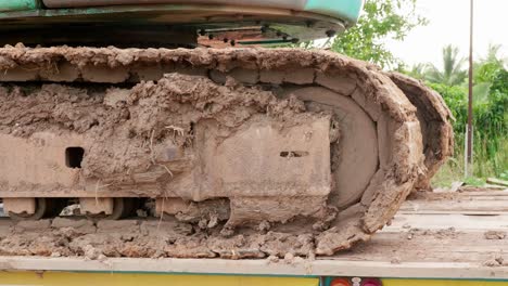 detalle de oruga retroexcavadora en movimiento para ser transportado-2