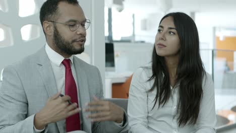 hombre de negocios y mujer de negocios hablando en la oficina