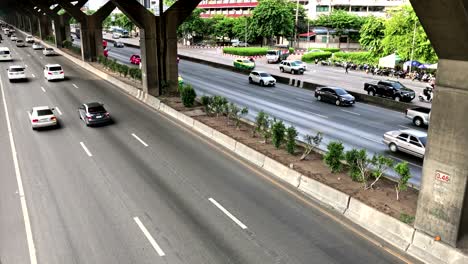 la gente está conduciendo sus coches privados para trabajar en vibhavadi rangsit road en bangkok, tailandia