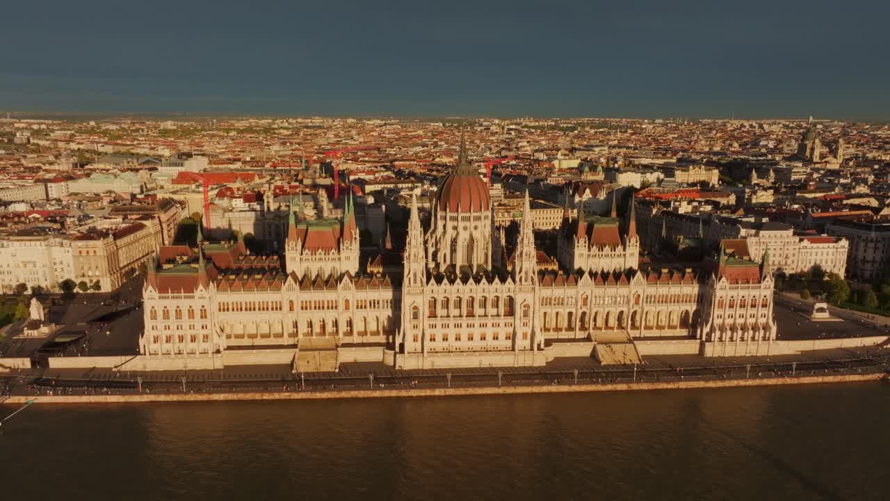 Veduta aerea del Parlamento ungherese al tramonto a Budapest