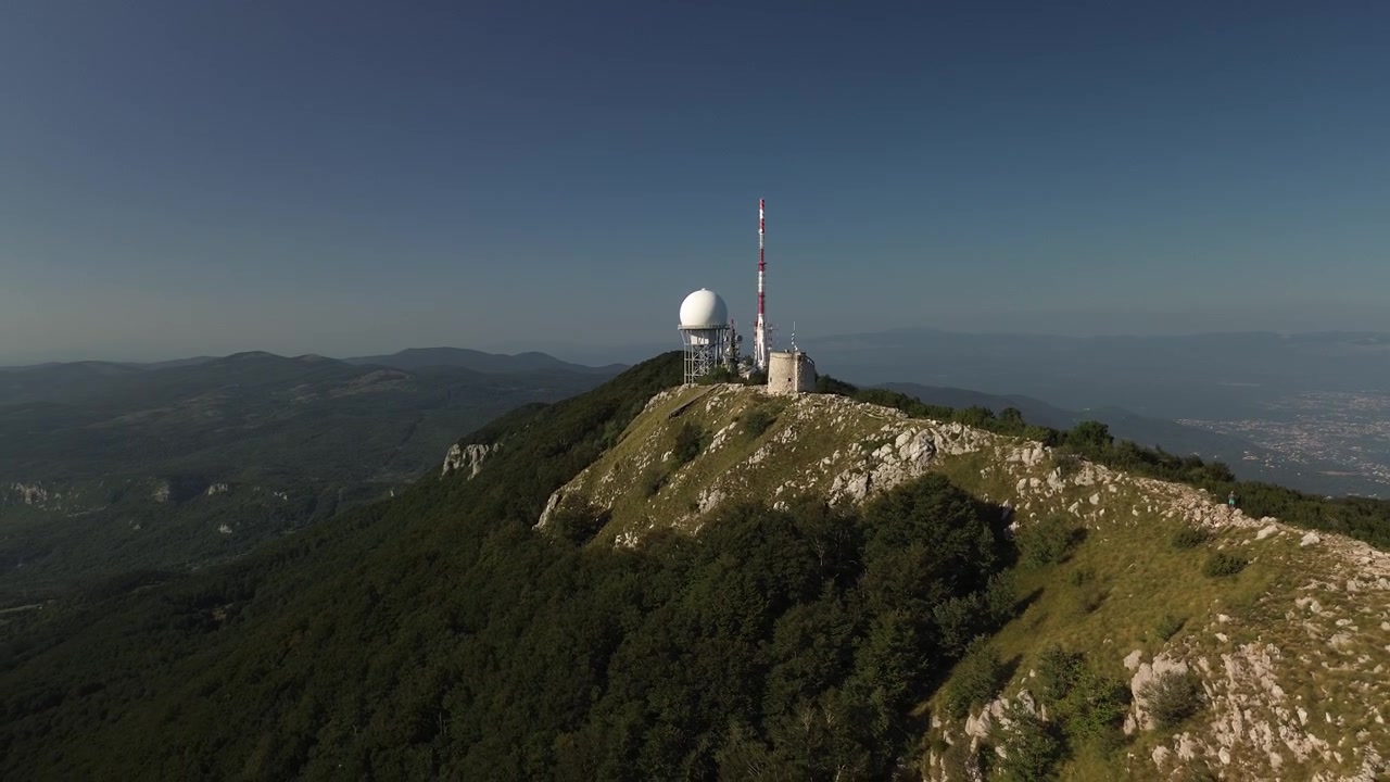 Drone luftfoto af Vojak-tårnet og Učka-bjergets top, Kroatien.