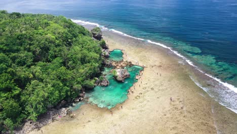 菲律賓西亞爾加奧島 (siargao island) 奇妙的天然潮<unk>池,無人機從空中拍攝的風景美麗的馬普<unk>科岩石池