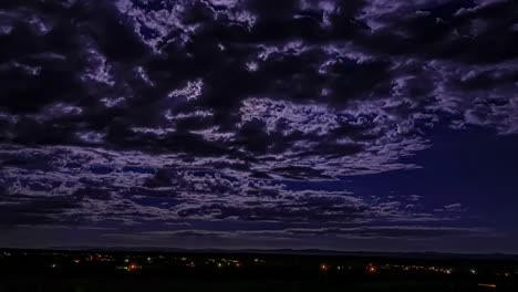 Un-Lapso-De-Tiempo-De-Cloudscape-Nocturno-Durante-Una-Luna-Llena-Sobre-El-Desierto-De-Marruecos