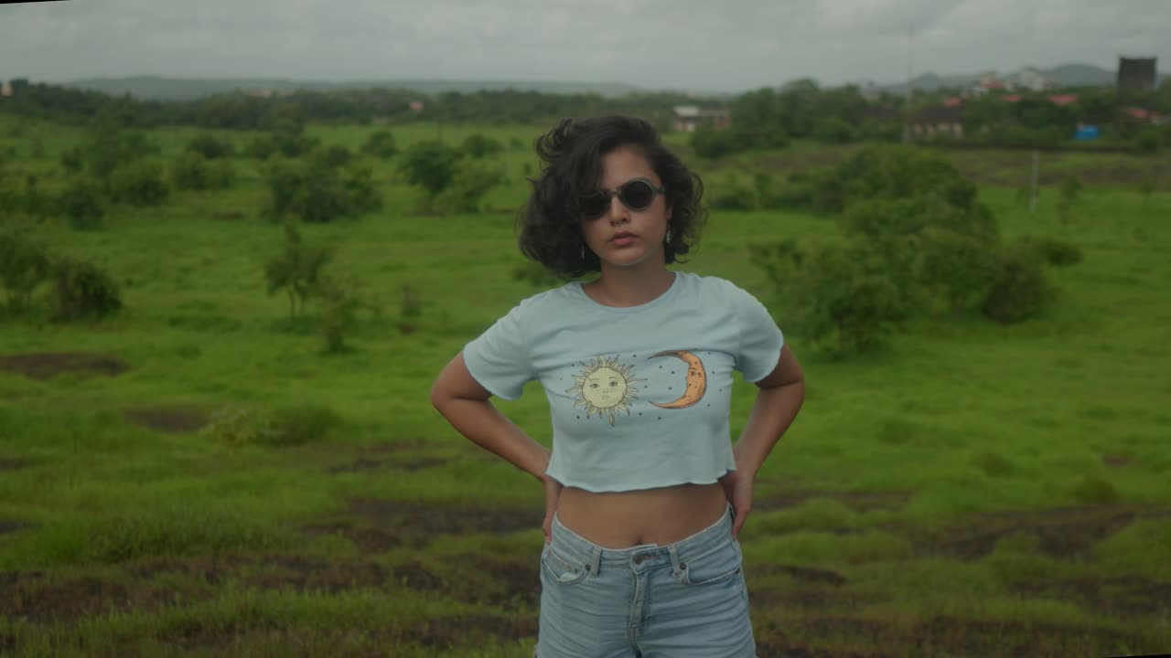 una joven india en el bosque, con gafas de sol