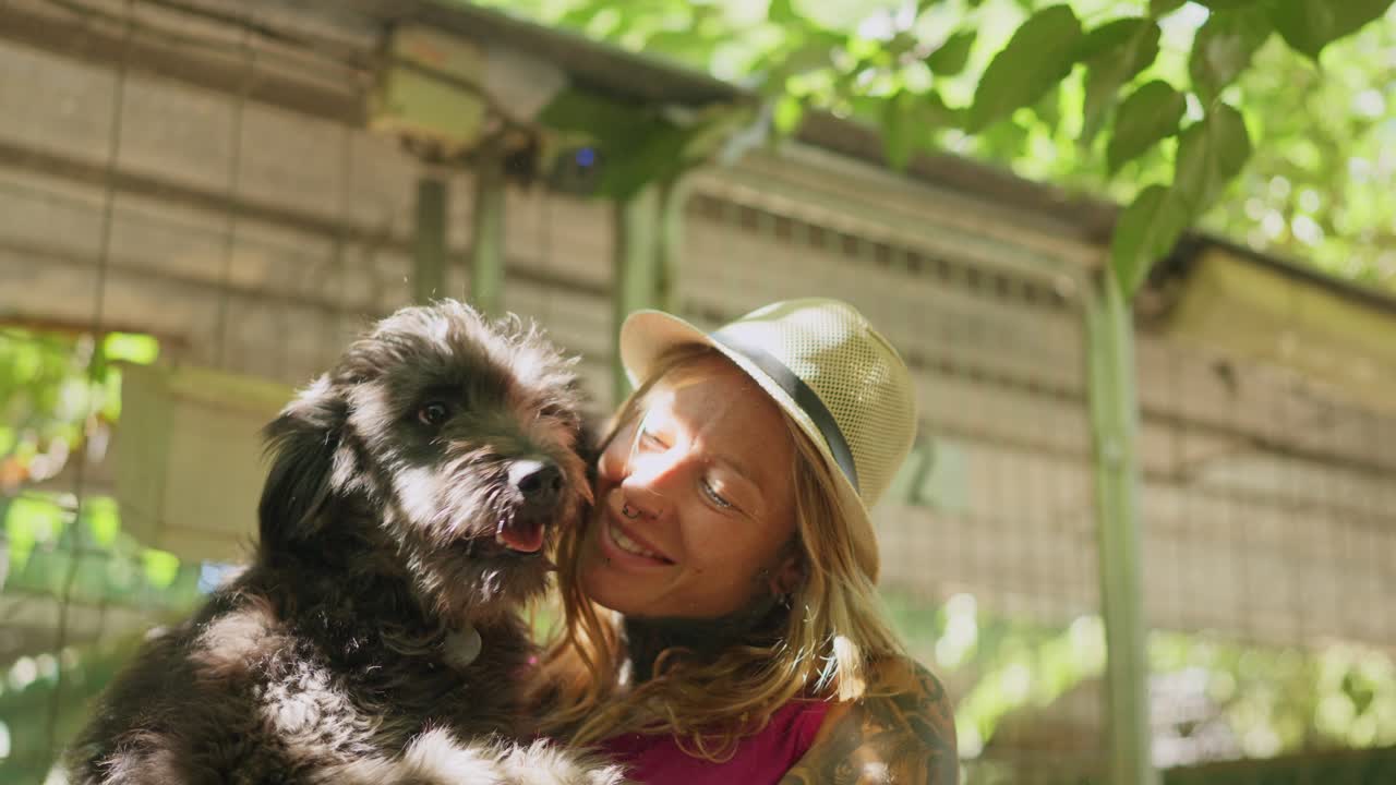 Donna affettuosa e il suo cane condividono un momento d'amore