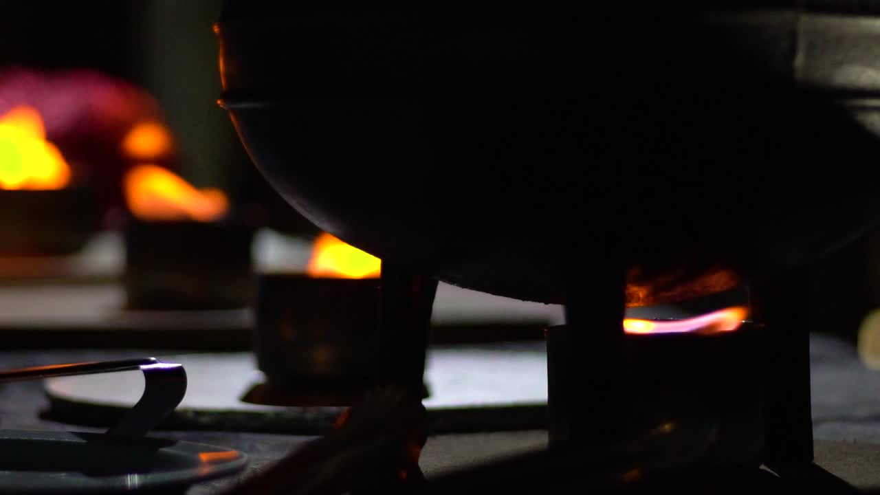 primer plano de una olla potjie en llamas