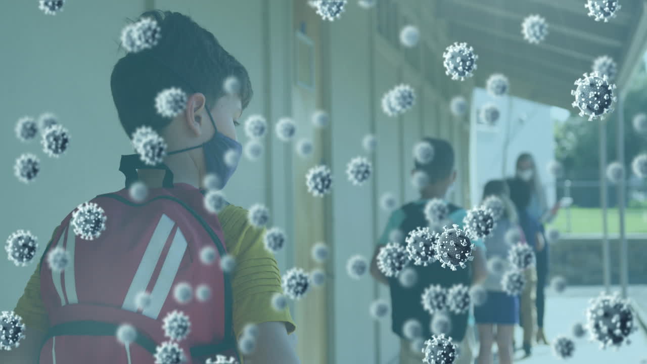 여러 개의 코로나19 세포가 학교에 떠다니고 있습니다. 학교에서 대기열에 서 있는 마스크를 쓰고 있는 학교 소년